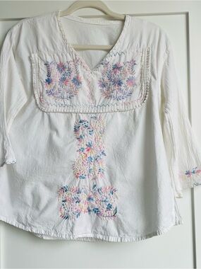 Vintage White Embroidered V-Neck Women's Top - Floral Detail